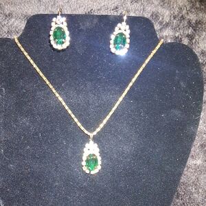 Luxurious Gold Necklace with Green Gemstone